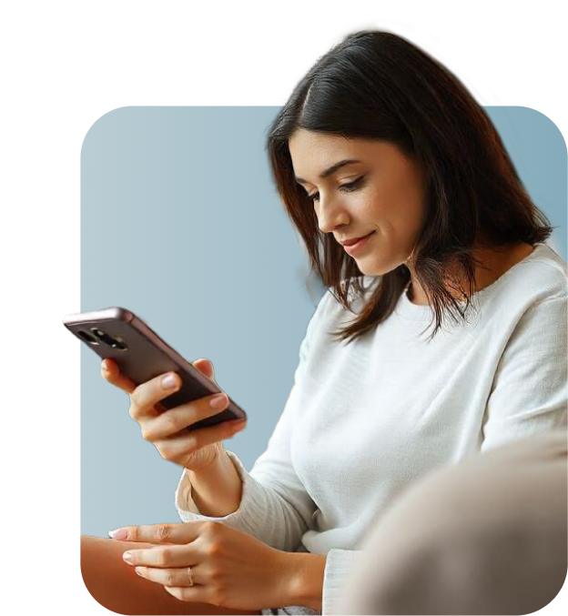 Femme qui regarde son smartphone